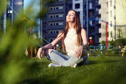 simpler life with lady in park